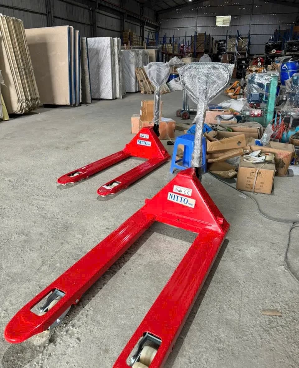 Xe nâng tay thấp bánh PU 2Tx550